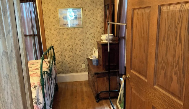 Charming 1-bedroom bed & breakfast. Close to everything, away from it all.