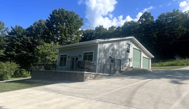 Charming 1-bedroom with loft house with AC, WiFi on beautiful Norris Lake