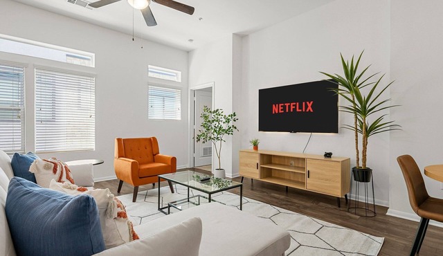Charming 2-bedroom apartment with AC, Pool, Gym - Close to Airport and Downtown