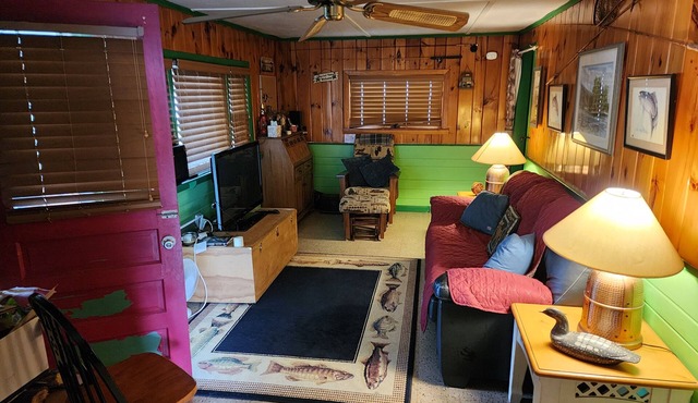 Charming 2-bedroom cabin in fabulous Norton