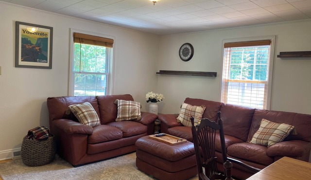 Charming 2-bedroom cottage located on a beautiful property. AC, Wifi, & laundry
