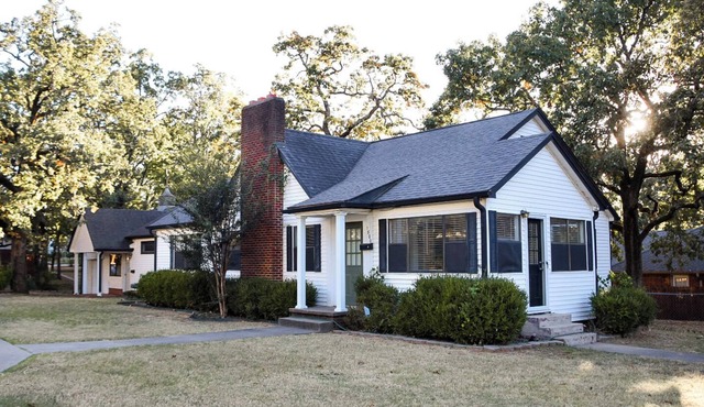 Charming 2-bedroom house in Fort Smith with lots of space, parking, and WiFi