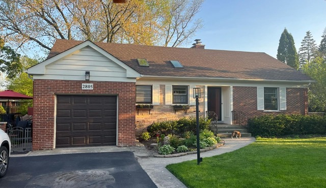 Charming 2-bedroom lower apartment with WiFi, AC in welcoming Wilmette