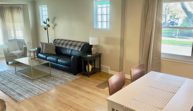 Charming 2-bedroom residence in Jefferson Park, Chicago!