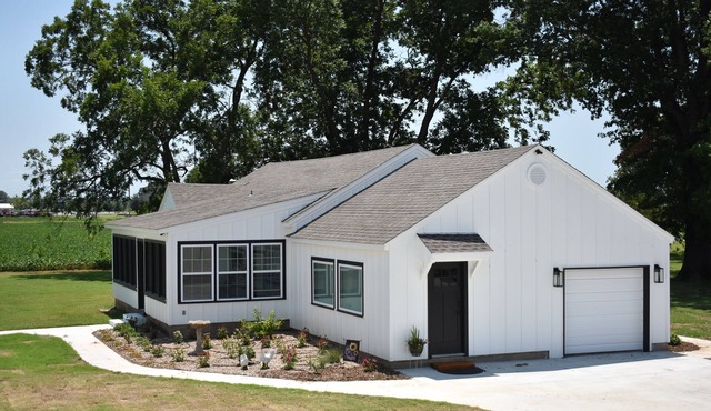 Charming 2-bedroom farmhouse in marvelous Fort Gibson with all new amenities