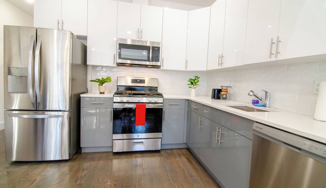 Charming 2-bedroom apartment with WiFi, AC in terrific Jersey City