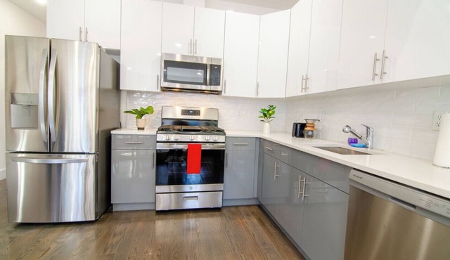 Charming 2 bedroom apartment with WiFi AC in terrific Jersey City