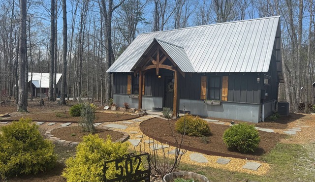 Charming 2-BR 1BA with private hot tub near McLemore, Cloudland Canyon State Pk.