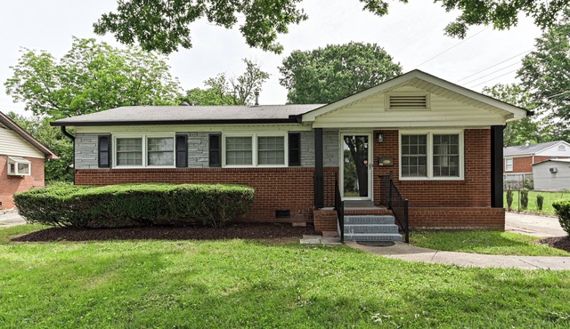 Charming 3-bedroom house with WiFi and AC in Charlotte