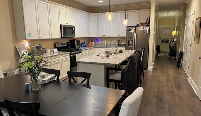Charming 3-bedroom townhome with WiFi and AC in Auburn