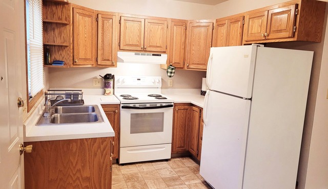 Charming 3-bedroom townhome with WiFi and AC in Pierre