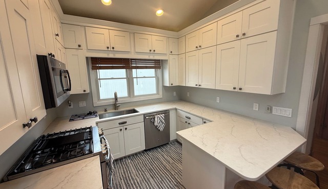 Charming 4-bedroom house in delightful downtown, 2 blocks to everything
