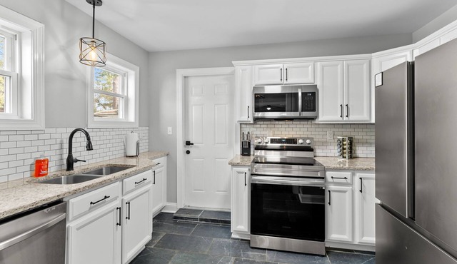 Charming 4-bedroom cottage in brilliant Fayetteville with WiFi, fitness room
