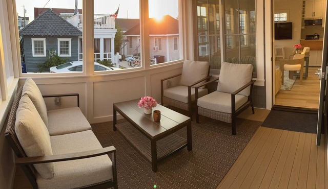CHARMING BOUTIQUE COASTAL COTTAGE - New Build - 2 Blocks From Beach & Bay