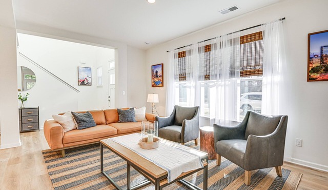 Charming Charlotte Townhome: 6 Mi to Downtown!