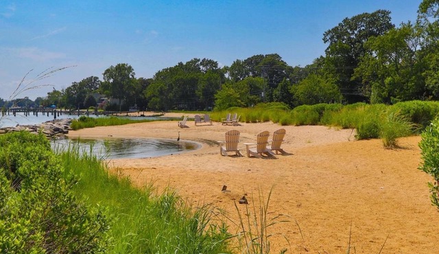Charming Coastal Retreat w Community Beach Dog-Friendly & Mins to Downtown Annapolis