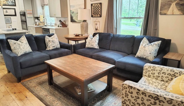 Charming cottage Pet Friendly 1 BR Tranquil Steele Wifi