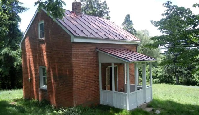 Charming Cottage Rental next to Appalachian Trail in Front Royal, Virginia