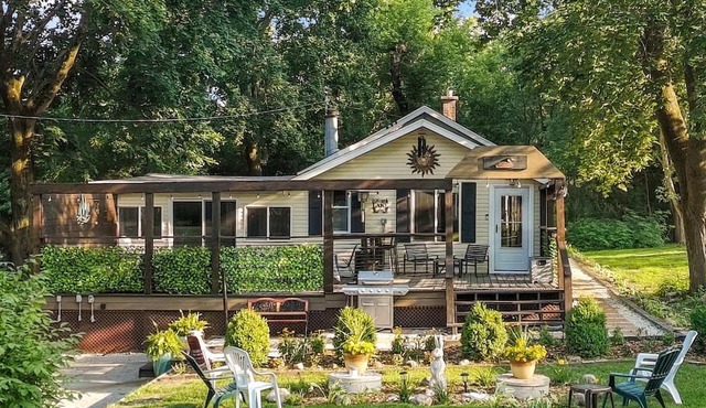 Charming Cottage with Firepit & Sunroom Retreat in Lake Geneva, Wisconsin