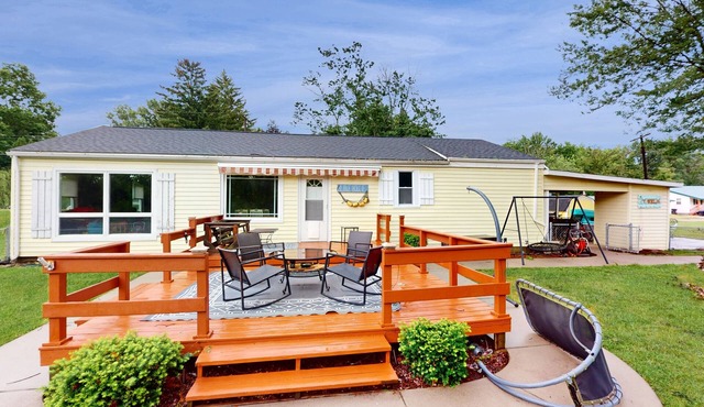 Charming cottage with a private dock and serene water views in Coldwater