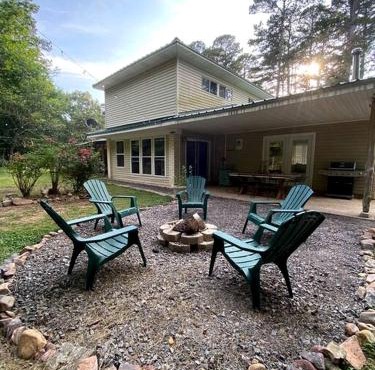 Charming Group Cottage with Amazing Equipped Backyard in Arkansas