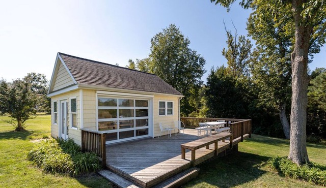 Charming Guest Cottage on Jackson Creek w/kayaks and bikes available!