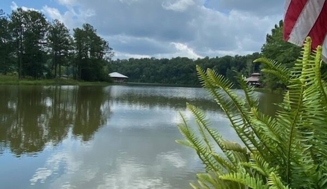 Charming Lakeside Cottage on Golden Pond