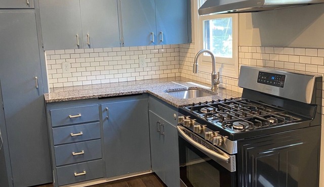 Charming midtown dog friendly house, minutes from CWS, Downtown, Zoo and more!