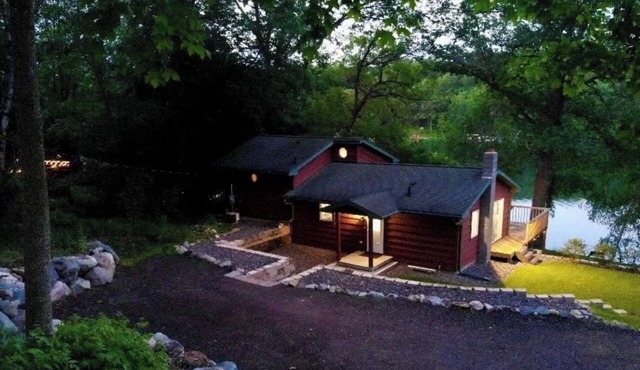 Charming modern 2-bedroom lakeside-cabin in excellent Centuria with WiFi, AC