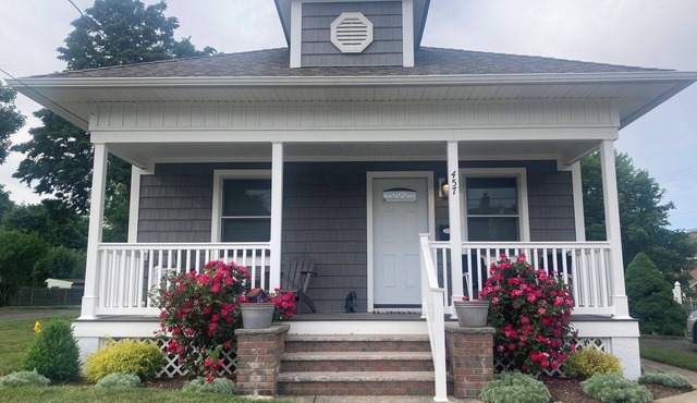 Charming Newly Renovated Home 1 mile to West End Beach