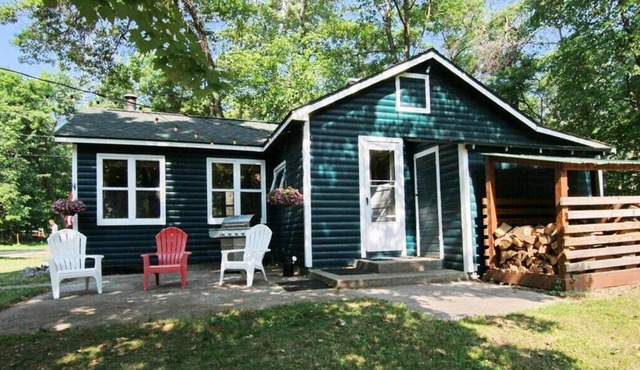 Charming & Spacious 1-bedroom cabin in the heart of the Brainerd Lakes Region in Merrifield