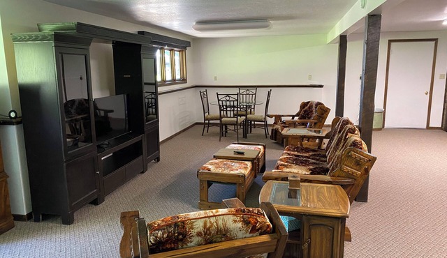 Charming studio, lower lever of the Northstar Getaway in peaceful Warroad