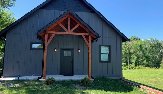 Charming studio in beautiful Hendersonville with AC, WiFi, hot tub & gated in Hendersonville