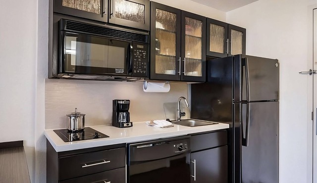 Charming Suites w/BBQ & Full Kitchen – Ideal Home Comfort for Your Stay