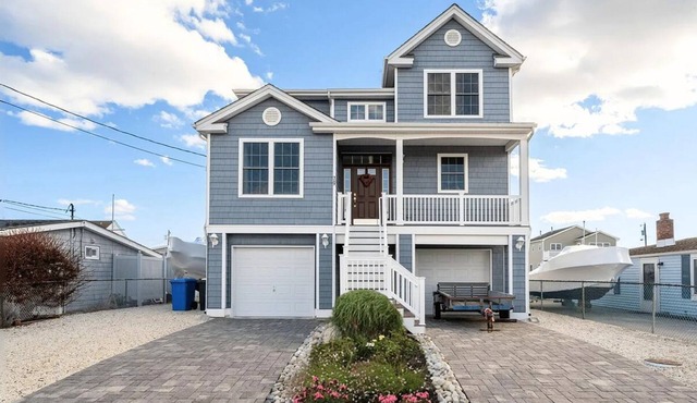 Charming Waterfront 4-bedroom house - Boat & 2 Jetski docks, hot tub and more!