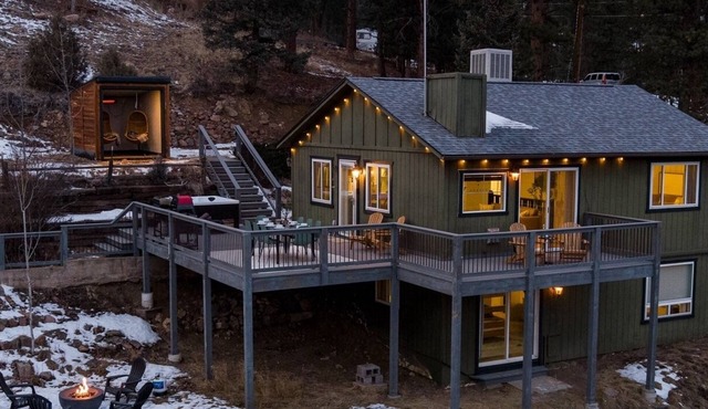 Chateau Summit: Cuddle Cabin, HotTub, Sauna, Pizza Oven, Fitness & Views