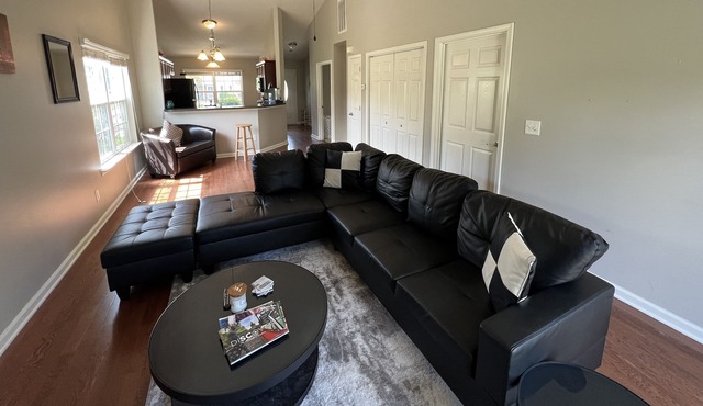 Cheerful 2-bedroom house with indoor fireplace, few miles way from lake Murry