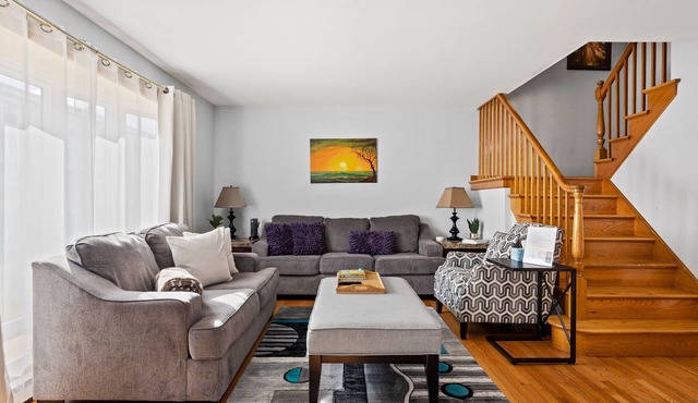 Cheerful 3 bedroom. Feels like home.