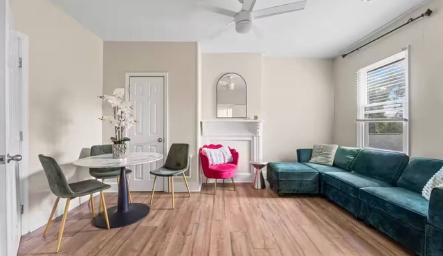 Chic 1 Bedroom Petersburg Gem - 30 Night Minimum