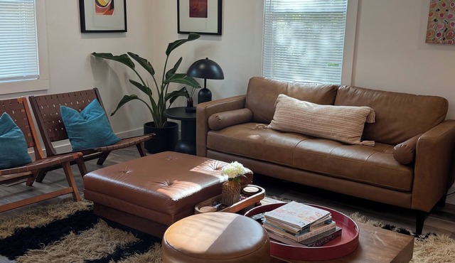 Chic Cozy 2 bedroom Cottage in Chapel Hill with AC and private parking