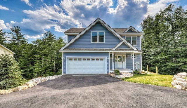 Chic home with game room, fireplace & mountain view - near Story Land & skiing