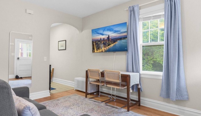 Chic Lake Forest Studio Getaway, Walk to Downtown!