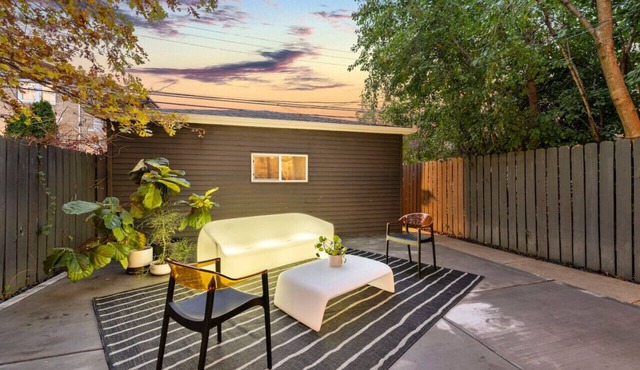 Chicago Riverhouse with private fenced in oasis