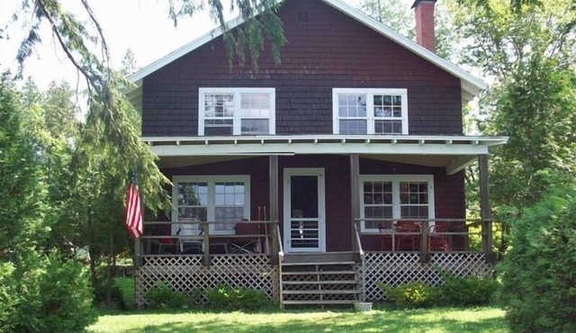 Classic 5BR Caspian Lakeshore Cottage Sandy Beach, Near Town