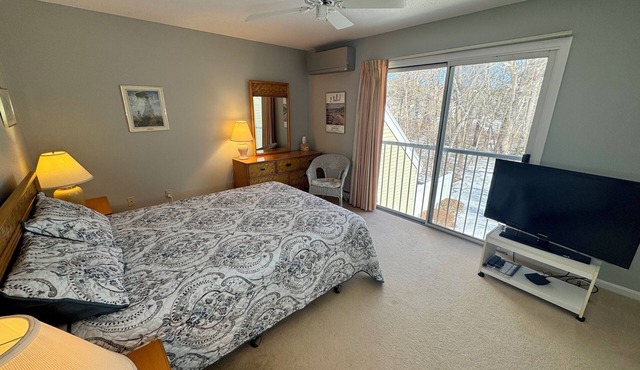 Classic Cape Cod townhouse in Brewster with patio, near Rail Trail and bay beaches. in Brewster