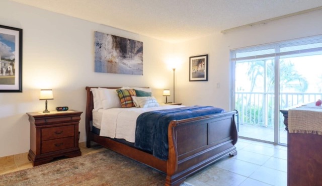 Classy Comfortable Condo - Close to everything in Weston
