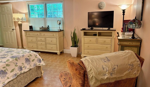 Clean n Comfy apartment on 2 acres in a great safe location with Spa amenities.
