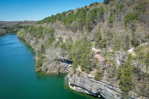 Cliffside Eureka Springs Cabin w/Beaver Lake View in Eureka Springs