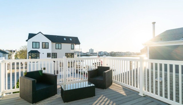 Coastal Escape 7-Sleeper W/Deck | Ventnor Beach & Golf Courses Nearby