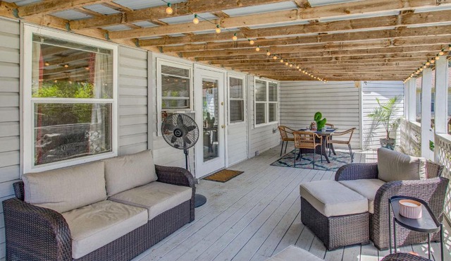 Coastal Retreat in Hampstead + Private Deck & Yard